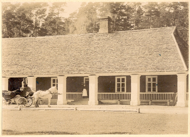 Foto. Voorimees Kiltsi-Paralepa kõrtsihoone ees. u. 1900. Foto: A. Aavik.