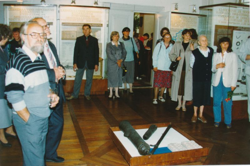 Foto. Läänemaa Muuseumi remondijärgne avamine, 22.06.1993. Inimesed kuulamas A. Pärna ettekannet.