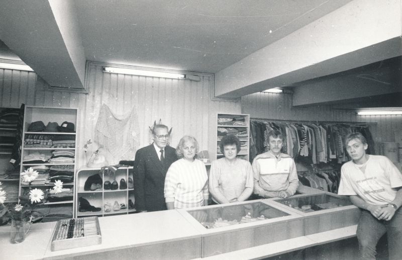 Foto. Samaaria poes Haapsalu teenindusmajas 09.11.1991. Fotol: J.Nõlvak, M.Nõlvak, L.Kallas. Mustvalge.