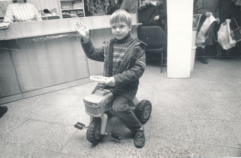 Foto. Samaaria poes Haapsalu teenindusmajas. 09.11.1991.a. Mustvalge.