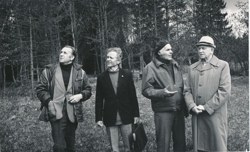 Foto. Fotograafide kokkutulekul. Vasemalt: Arvo Tarmula, Toivo Kempi, Lembit Põld, Johannes Tarmula looduses. 1980.