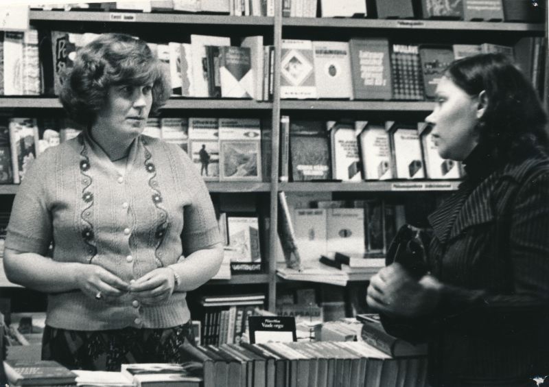 Foto. Haapsalu raamatukauplus "Helk" müüja Anne Ainjärv ostjat teenindamas. 1981.