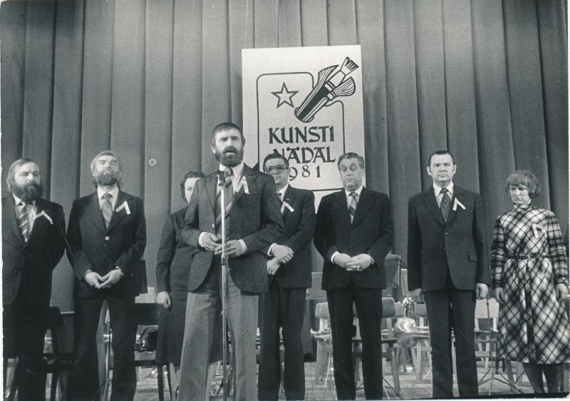 Foto. "Eesti NSV kunstinädal 1981" avamine Haapsalu kultuurimajas. 10. aprill 1981. Mustvalge.