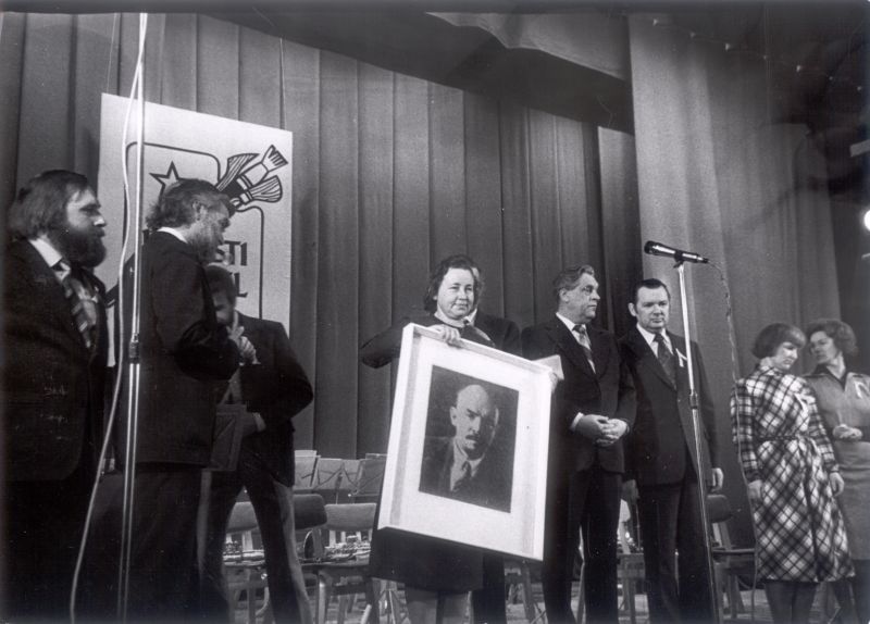 Foto. "Eesti NSV kunstinädal 1981" pidulikul avamisel rajooni kultuurimajas. Laine Soosalu kingitud kunstiteosega.