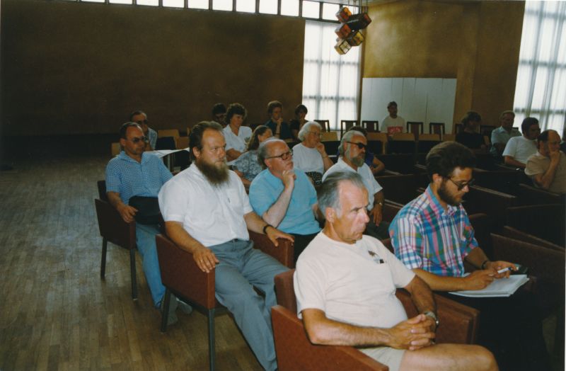 Foto. Ajalookonverents Haapsalu 715, eestirootslased 700, Läänemaa Muuseum 65, 16.07.1994. Esinejad ja kuulajad.