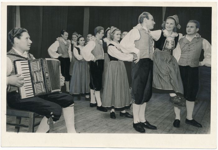 Foto. Haapsalu kultuurimaja rahvatantsijad proovis. Fotogr. J. Vatser. 1955.