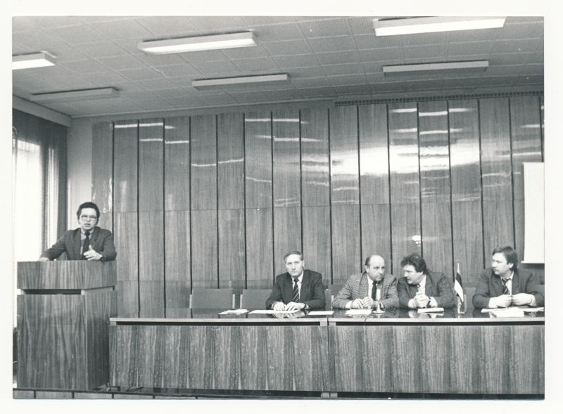 Foto. Eesti Linnade Liidu teabepäev Haapsalus 28.11.1990. 1.vasakult T.Beeren, 3.T.Mendelson.Mustvalge.