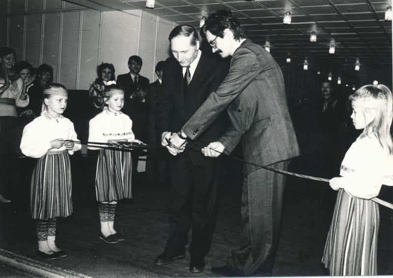 Foto. Haapsalu Äripäevad `92. Avavad linnapea T.Beeren ja maavanem A.Lipstok. 14.-15.02.1992.a. Läänemaa Kultuurikeskuses.