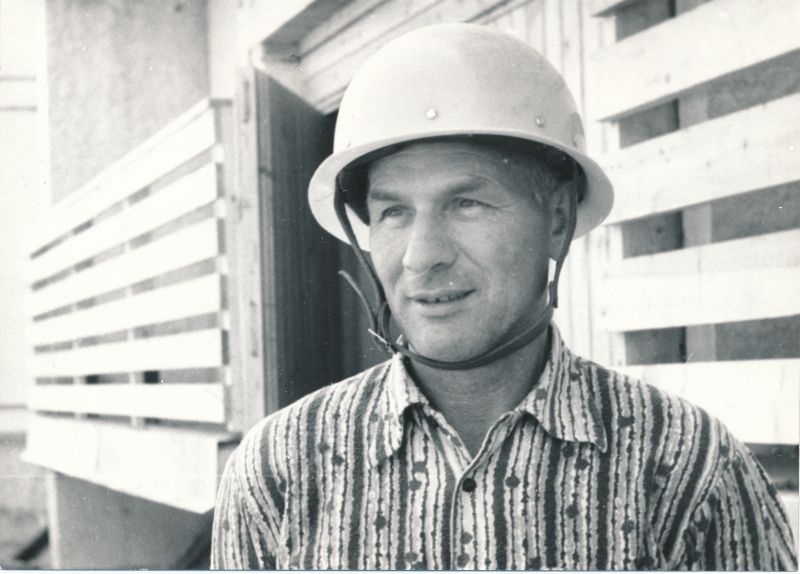 Foto. Jaan Peder, ENSV teeneline ehitaja, Haapsalu KEK-i brigadir. 1981. a.  Mustvalge.
