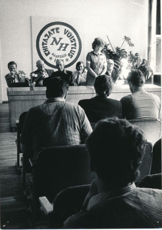 Foto. Müürseppade kutsevõistluse avamine Haapsalu KEK-is. 24.05.1981. a. Kõneleb "Noorte Hääle" asetoimetaja Valve Raudnask.