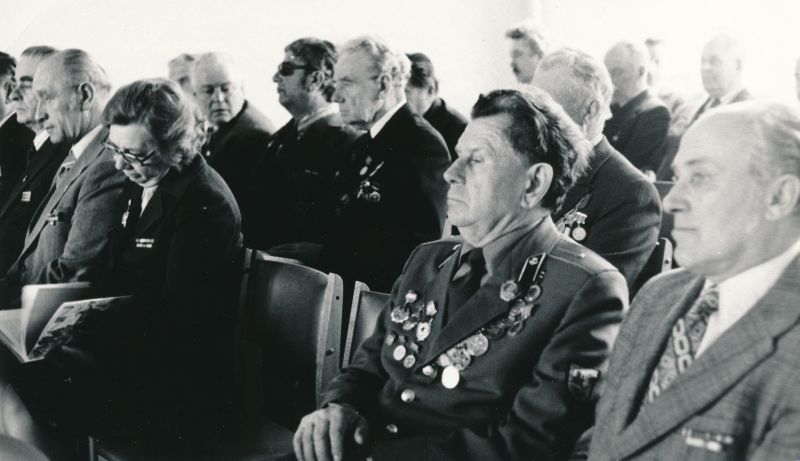 Foto. Sõjaveteranid vastuvõtul EKP Haapsalu rajoonikomitees 1981. a. võidupühal. Paremalt 2. Albert Kariste.