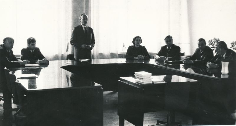 Foto. Vastuvõtul EKP Haapsalu rajoonikomitees võidupühal 1981. Mustvalge.