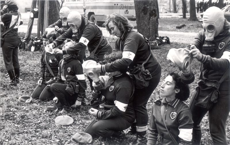 Foto. Tsiviilkaitse koondsalga õppustel 1981. a. Uuemõisas. Mustvalge.