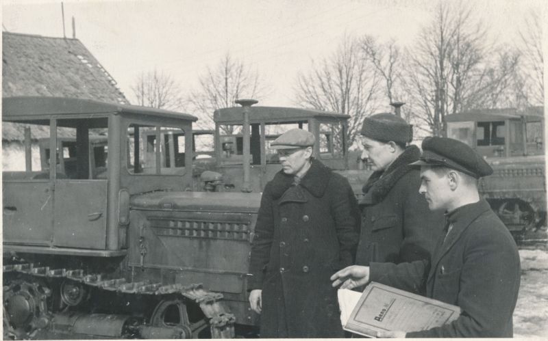 Foto. Taebla MTJ. (vasakult) Maaparandusbrigaadi brigadiir V. Roos, A. Timberg ja jaosk. meh. V. Liivla. 1953. Fotogr. E. Järve.