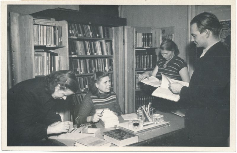 Foto. Märjamaa raj. raamatukogu juhataja S. Jöeleht(istub keskel). H. Ainomäe(paremal). 1955. Fotogr. E. Järve. ETA.