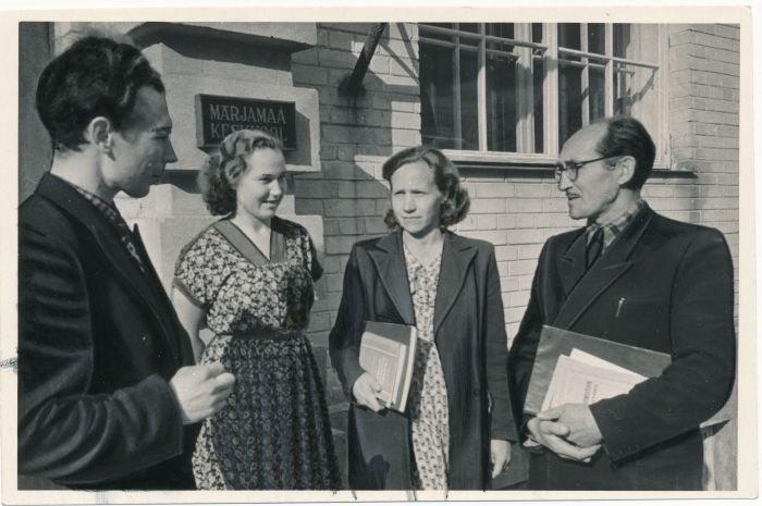 Foto. Märjamaa keskkooli õpetajad (paremalt): F. Tammet, M. Veremjeva, Õ. Astel ja H. Jõgisalu. 1954. Fotogr. J. Vatser.