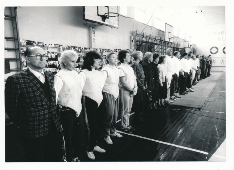 Foto. Haapsalu vehklemine - 40. Fotol Endel Nelis oma kasvandikega. 1990.a.  Mustvalge.