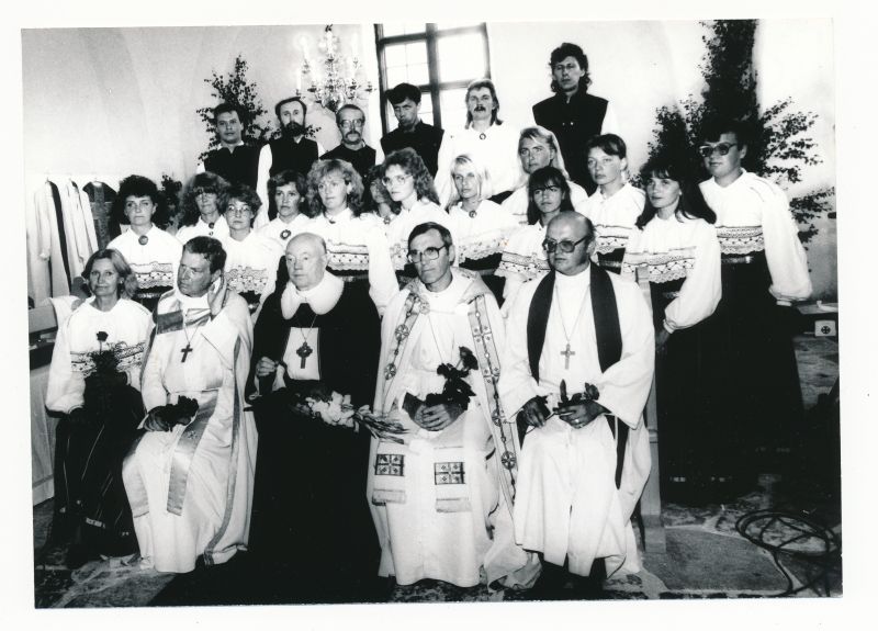 Foto. Tallinna Õpetajate Maja kammerkoor Vormsi päevadel 1990.a.Fotol. K.Pajula, T.Salumäe.  Mustvalge.