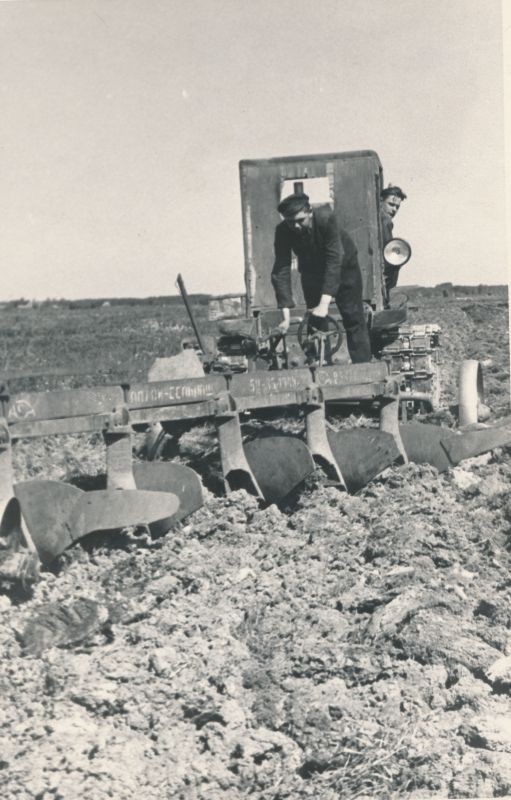 Foto. Lihula traktorijaama traktorist Oskar Jut koos abilise H. Käärtiga Võitja kolhoosis. 1950. Fotogr. E. Järve. ETA.