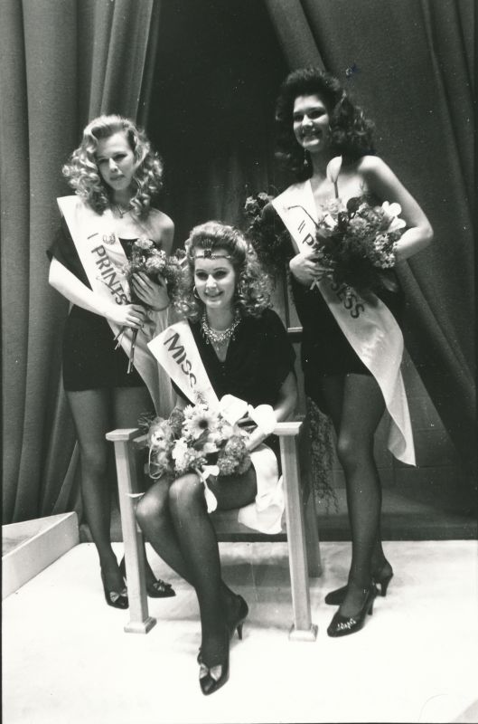 Foto. Miss Valge Daam `92 Hele Kanter. 1. printsess Age Pärnpuu, 2. printsess Mariann Valgma. Mustvalge.