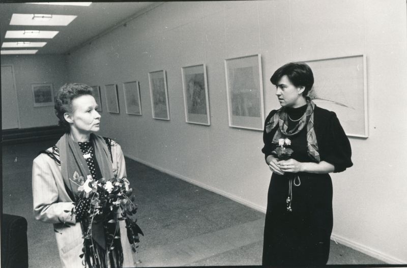 Foto. Läänemaalt pärit kunstniku Naima Neidre näituse avamisel kultuurikeskuses 24.10.1992.a. Fotol: N.Neidre, G.Murumägi.
