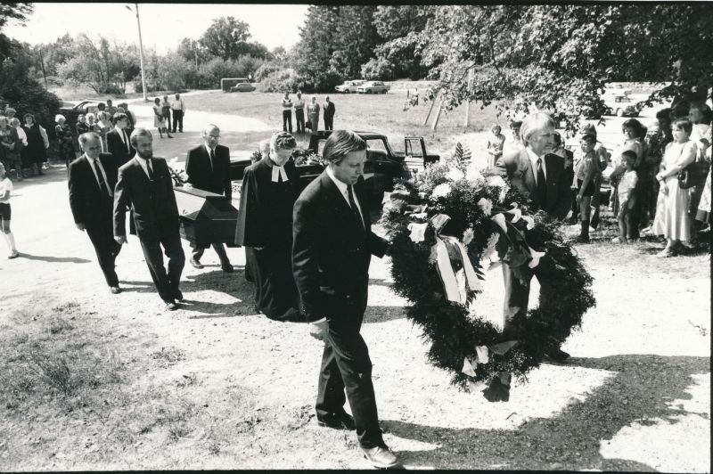 Foto. Rudolf Tobiase põrmu ümbermatmine Saksamaalt Kullamaale 07.06.1992.a. Mustvalge.