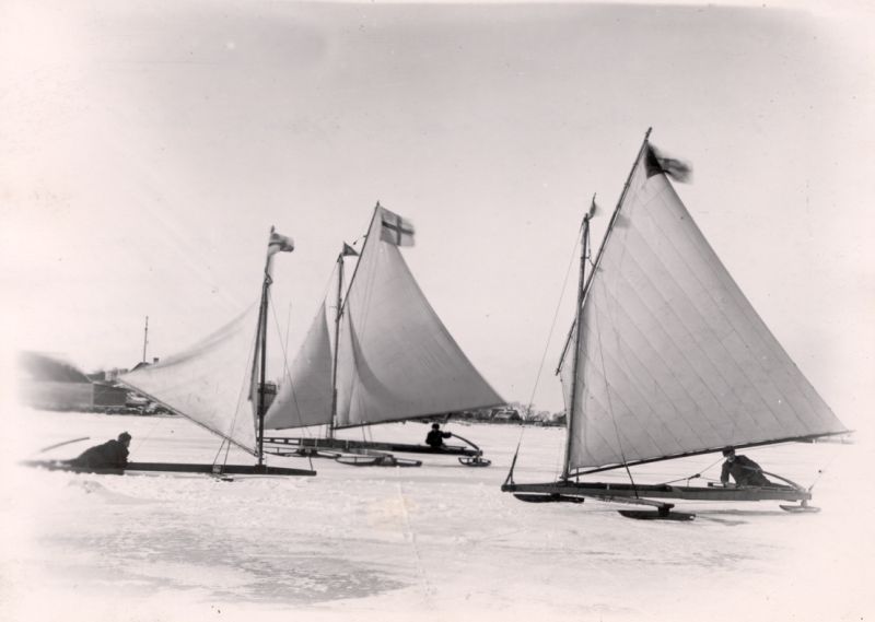 Foto. Jääpurjekad sõitmas Haapsalu lahel. Foto ca XX saj. alguses.