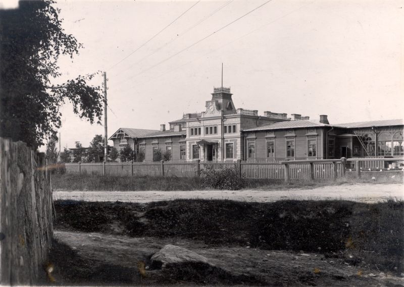 Foto. Haapsalu raudteejaam (ehit. 1905). Vaade fassaadile Õhtu Kalda poolt. Foto ca 1910.