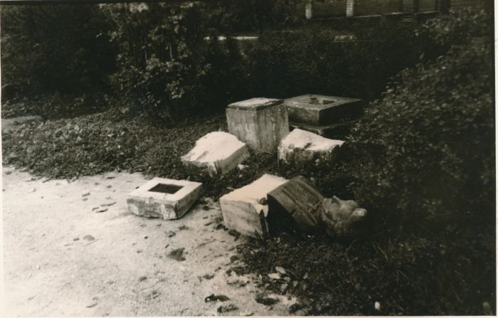 Foto. Huligaanide poolt lõhutud C. A. Hunniuse mälestussammas Haapsalus. Sügis 1966.