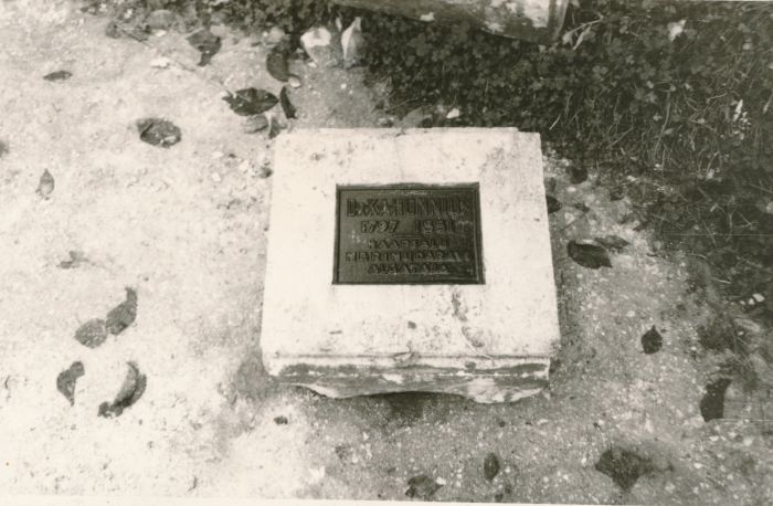 Foto. Huligaanide poolt lõhutud C. A. Hunniuse mälestussamba tükk nimeplaadiga, sügis 1966