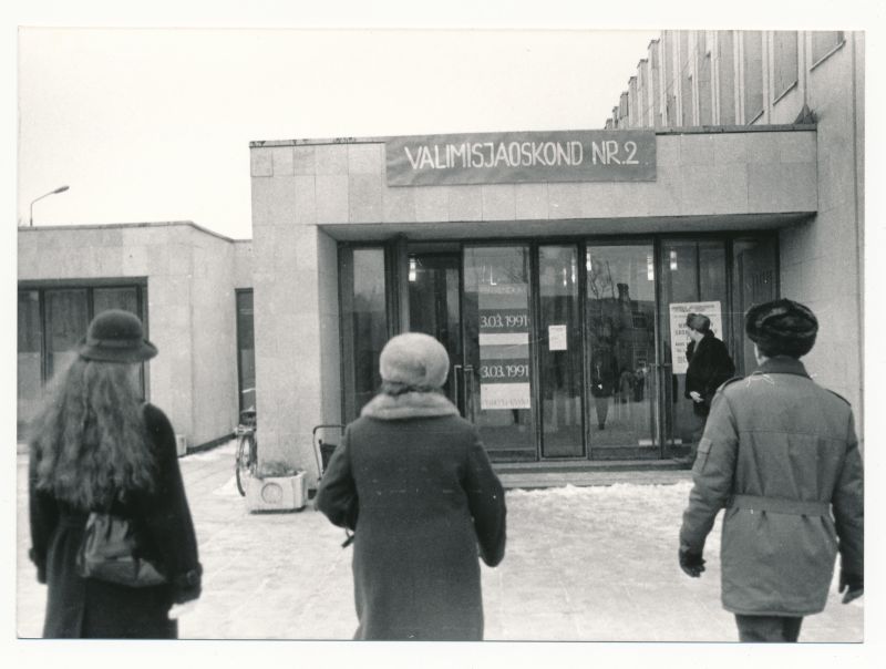 Foto. Haapsalu Kultuurimaja referendumipäeval Eesti iseseisvumise küsimuses 03.03.1991. Mustvalge.