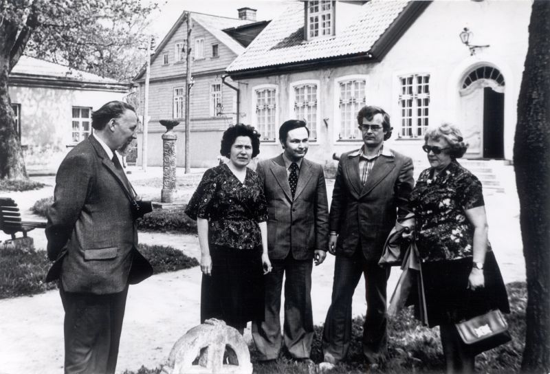 Foto. Vabariiklik muuseumitöötajate seminar Haapsalus. 22.-24.05.1979.a. Grupp muuseumitöötajaid pargis raekoja ees.