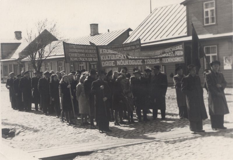 Foto. 1. mai 1948. a pidulik tähistamine Haapsalus. Tööliste kogunemine rongkäiguks. Foto: Haljaste