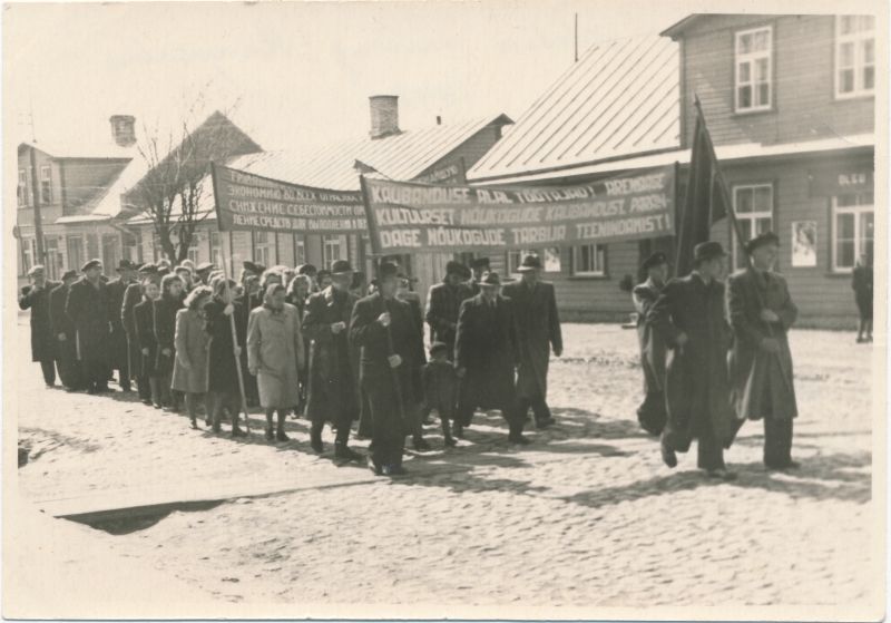 Foto. 1. mai 1948. a tähistamine Haapsalus. Rongkäik loosungite ja lippudega. Foto: Haljaste.