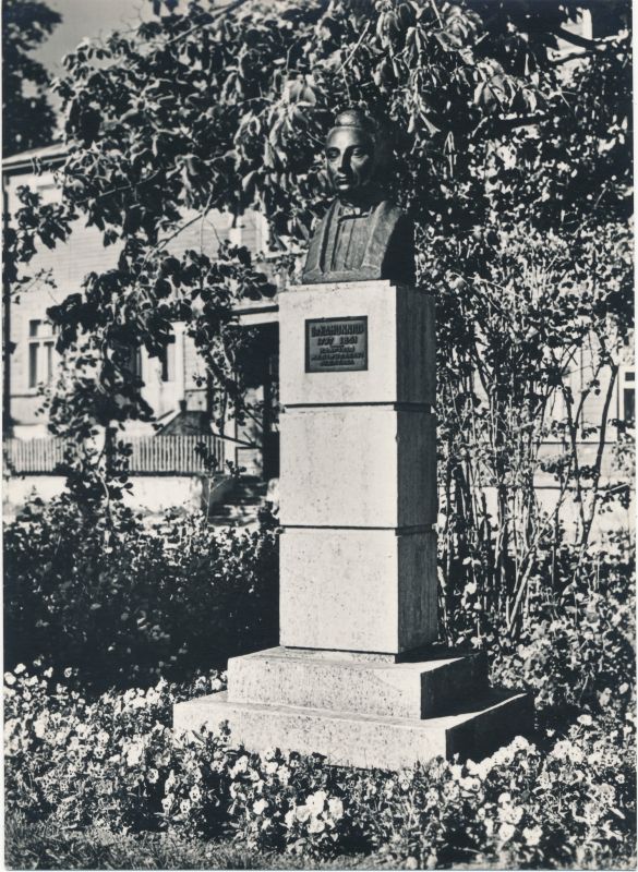 Fotopostkaart. C. A. Hunniuse mälestussammas Haapsalus. 1967.