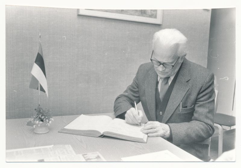 Foto. Kanada eesti ajakirjanik ja luuletaja H.Oja Haapsalus raamatukogus 22.03.1991. Mustvalge.