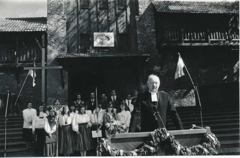 Foto. EELK peapiiskop Kuno Pajula Läänemaa 2. vaimulikul laulupäeval Haapsalu lossipargis. 23.05.1993.a. Mustvalge.