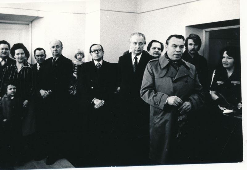 Foto. Haapsalu Koduloomuuseumi taasavamisel. 07.04.1979.a. Grupp külalisi fuajees. Kõneleb Fredi Tomps (ees paremal).