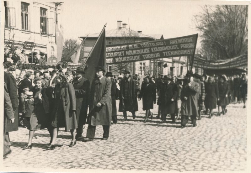 Foto. 1. mai 1948. a pidulik tähistamine Haapsalus. Haapsalu kaubandustöötajad rongkäigus.