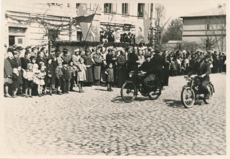 Foto. 1. mai 1948. a pidulik tähistamine Haapsalus. Haapsalu Motoklubi ratturid paraadil.