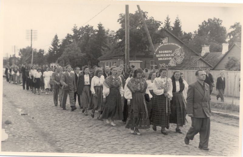 Foto. Sooniste rahvamaja segakoor laulupäeva rongkäigus Haapsalus Posti tänaval. 25.06.1950.