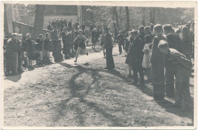 Foto. Kevadine jooksukross Haapsalus lossiaias. 1949.