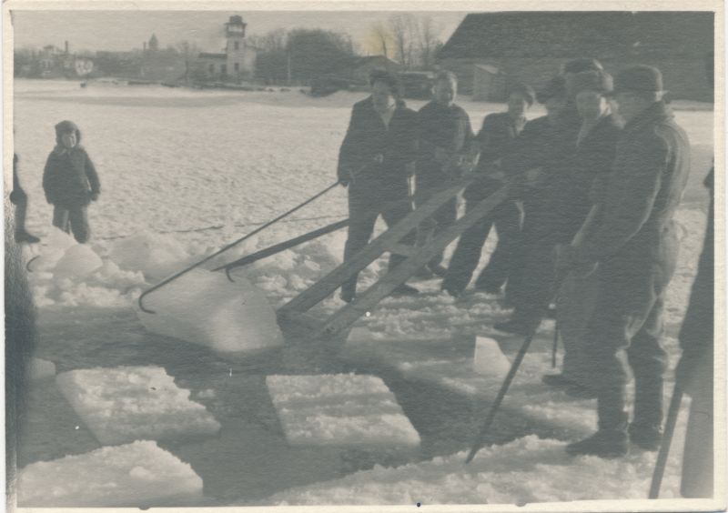 Foto. Jää varumine Haapsalu lahel 1948 märstis. Elmar Haljaste kogu.