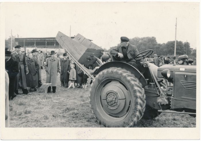 Foto. Lihula masina-traktorijaama traktorist A. Oosim enda konstrueeritud ripplaadijat demonstreerimas. 1955. Fotogr. E. Järve.