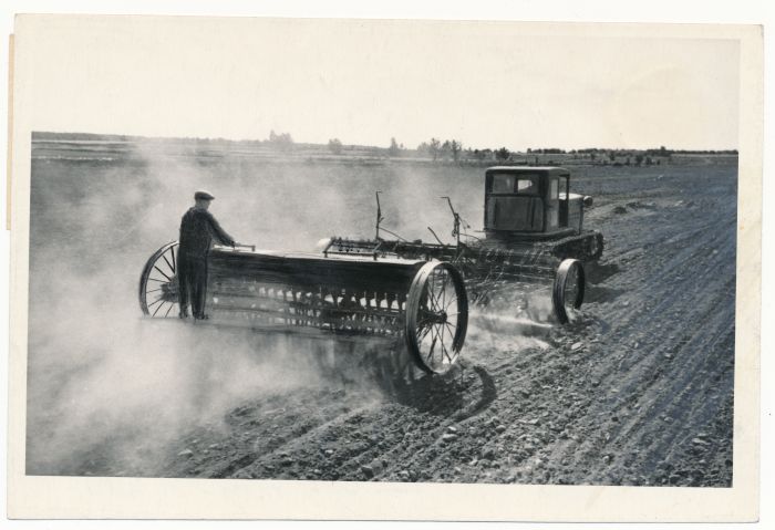 Foto. Tarva MTJ traktorist Mihkel Tammer ja "Tammaru" kolhoosi kolhoosnik Jaan Ruusamäe lõpetamas sügiskülvi. F: V. Samussenko. 1955.