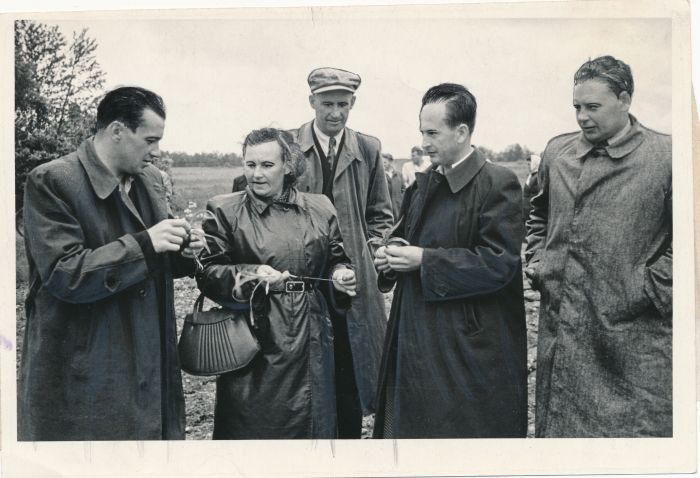 Foto. Orissaare rajooni juhtivad töötajad külas "Bolševiku" kolhoosis. 1955. Fotogr. V. Gorbunov.