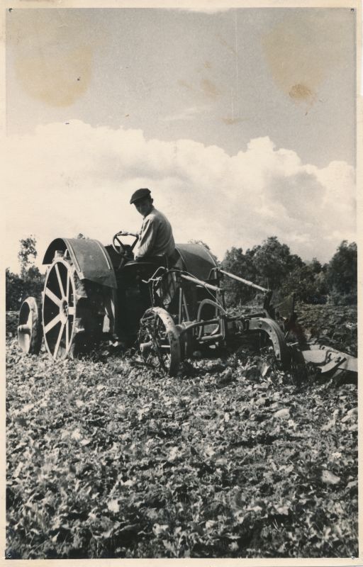 Foto. ETA kogu. Lihula Piimaühistu traktorist Ilmar Oosim sügiskünnil Lihula valla Säde kolhoosis. 1948.