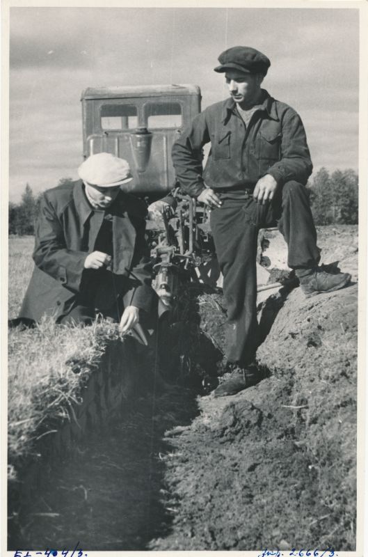 Foto. Läänemaa Lihula sovhoosi agronoom H. Parkja kontrollimas Traktorist A. Puskari uudismaa kündi. Foto: ETA, 1950.