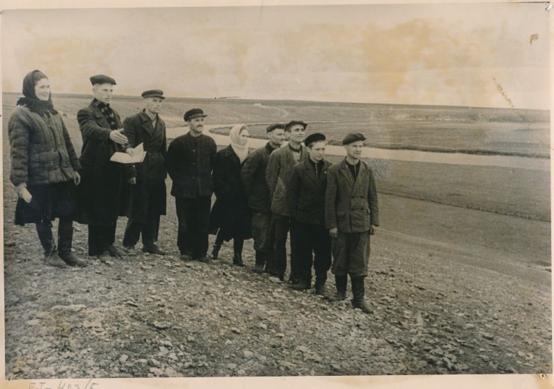 Foto. Lõuna-Ukraina kanali aladele jääva K. Marxi nim. kolhoosi kolhoosnikud agitaatorit kuulamas, Foto: N. Sizov, TASS, 1950