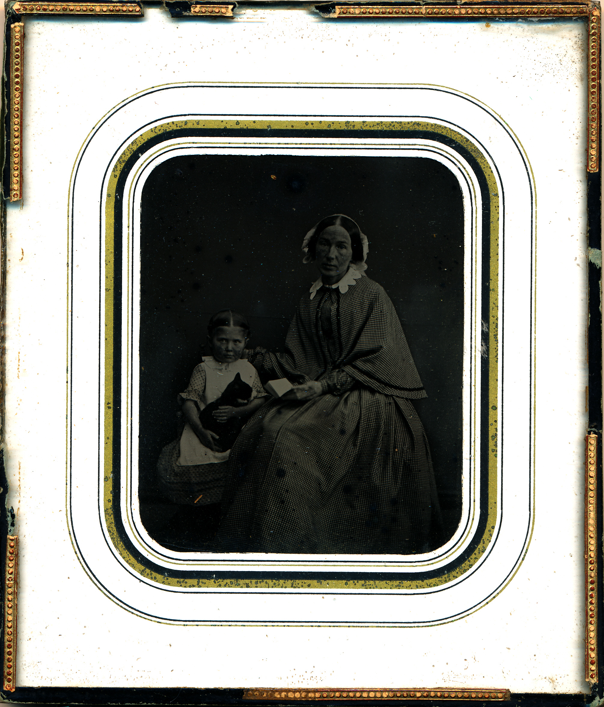 Foto. Ambrotüüp - Keskealine naine ja tüdruk kassiga, u. 1870-1880, Paspartuu, klaasitud